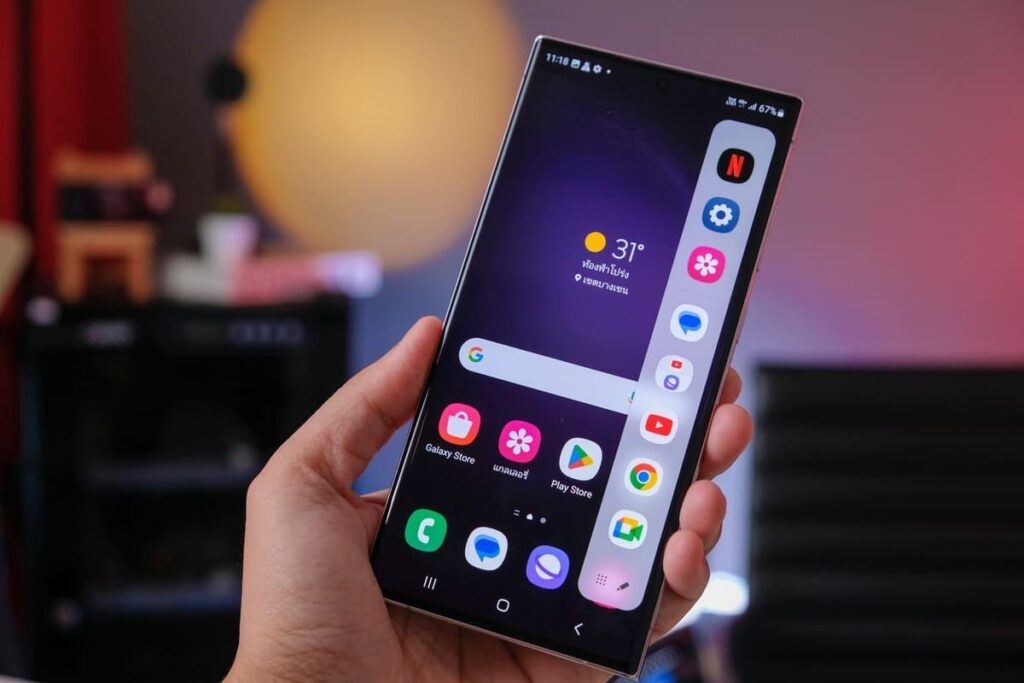 ¿Por qué Samsung destaca en pantallas?-IES ROSA CHACEL 9 Pantalla Samsung visible en exteriores gracias a su alto nivel de brillo