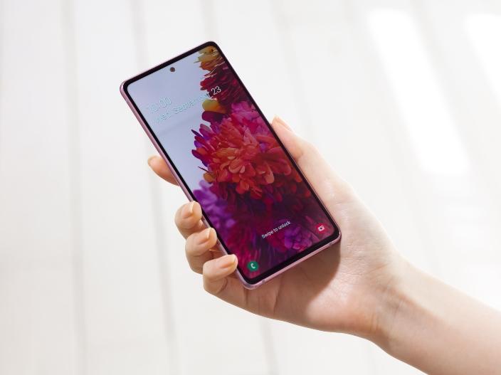 ¿Por qué Samsung destaca en pantallas?-IES ROSA CHACEL 7 Pantalla Samsung con alto brillo visible incluso bajo la luz del sol