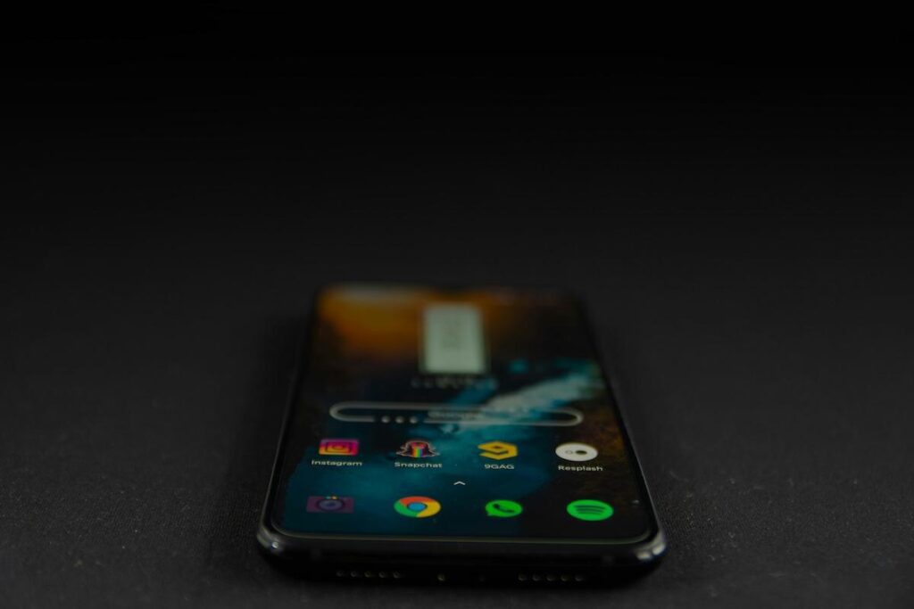 ¿Por qué Samsung destaca en pantallas?-IES ROSA CHACEL 4 Pantalla AMOLED de Samsung mostrando colores vivos y negros profundos en comparación con otras tecnologías